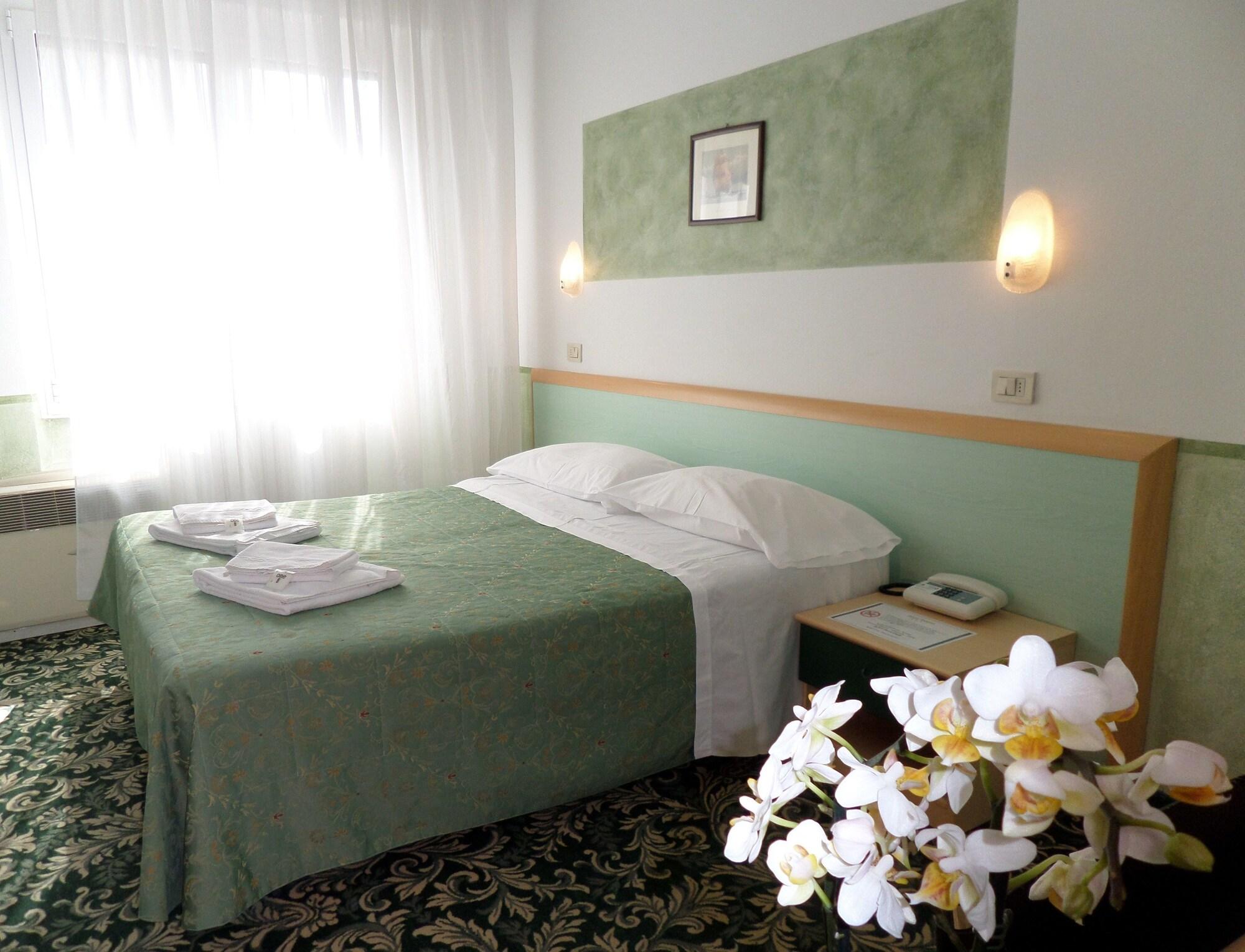 Hotel Astoria Desenzano del Garda Exterior photo