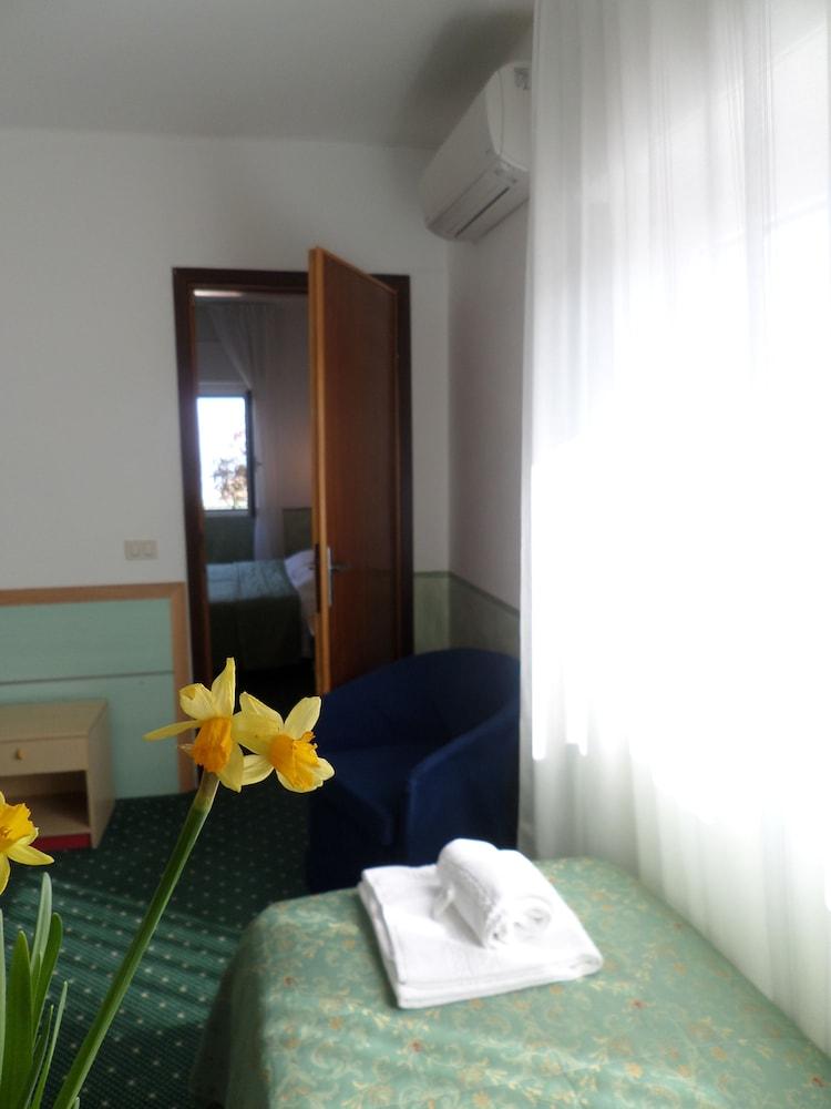 Hotel Astoria Desenzano del Garda Exterior photo