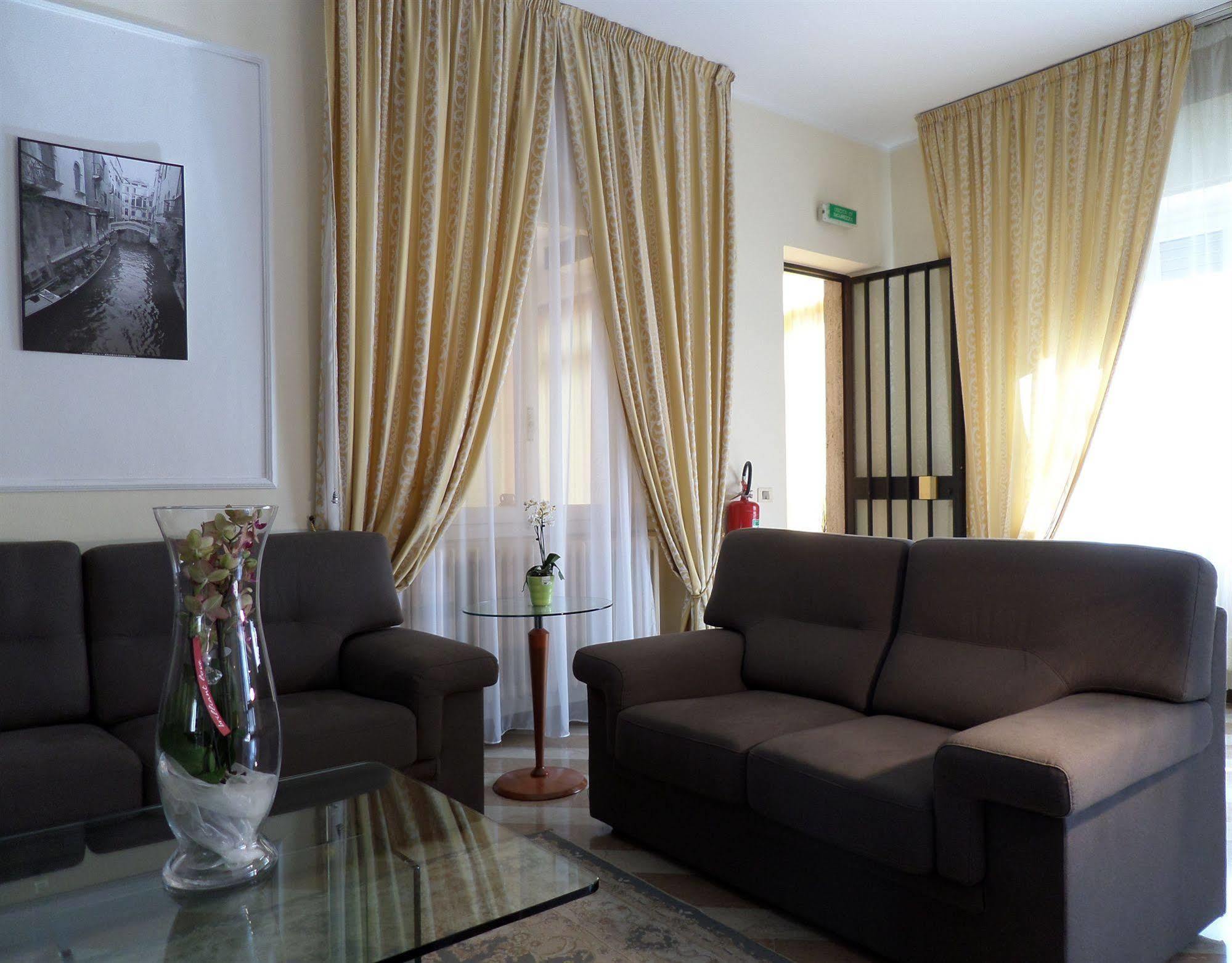 Hotel Astoria Desenzano del Garda Exterior photo